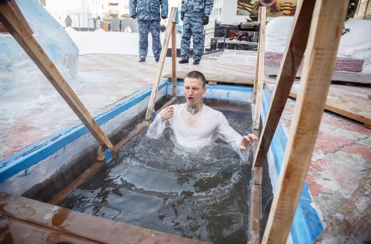 Фото Смыли страшные грехи: осужденные по тяжким статьям нырнули в ледяную Крещенскую купель – фоторепортаж из новосибирской колонии строгого режима 8